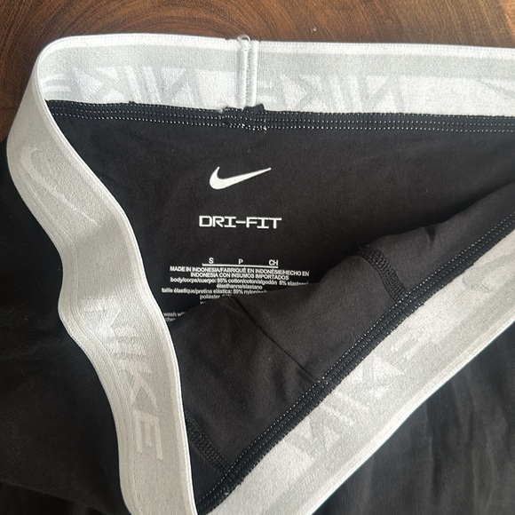 Nike - Picture 3 of 5